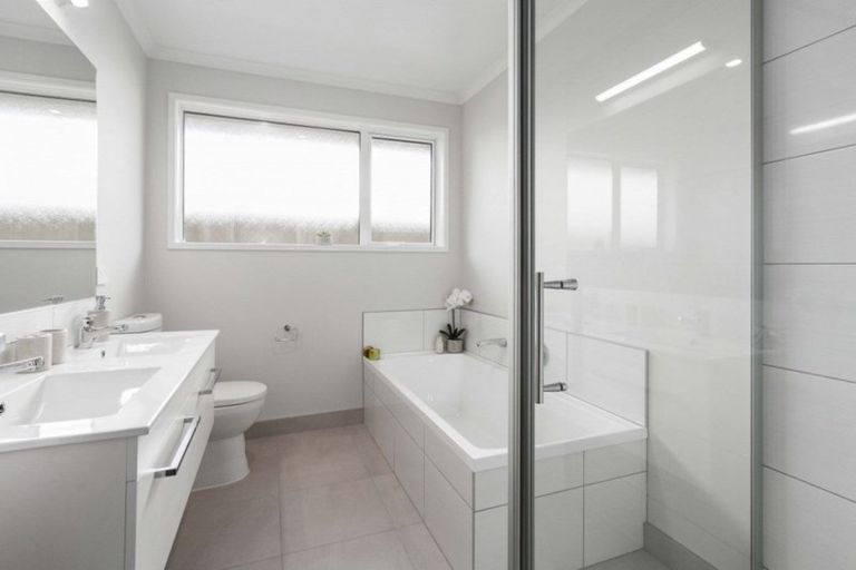 Photo of property in 8 Waituarua Drive, Takanini, 2112