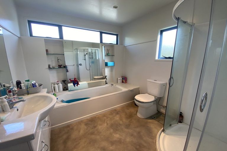 Photo of property in 1/19 Lowtherhurst Road, Massey, Auckland, 0614