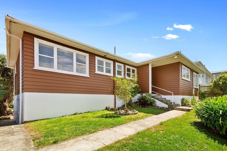 Photo of property in 6 Lane Crescent, Tawa, Wellington, 5028