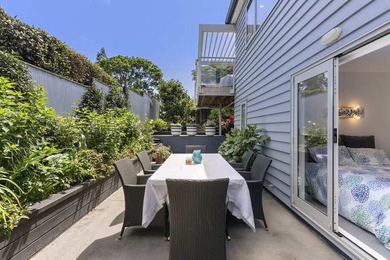 Photo of property in 2/46 Sunset Road, Unsworth Heights, Auckland, 0632