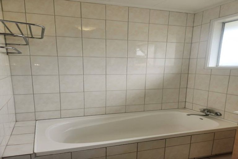 Photo of property in 18 Foyle Place, Glendene, Auckland, 0602