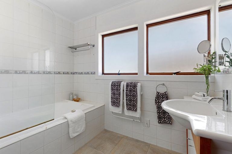 Photo of property in 9 Robin Lane, Browns Bay, Auckland, 0630