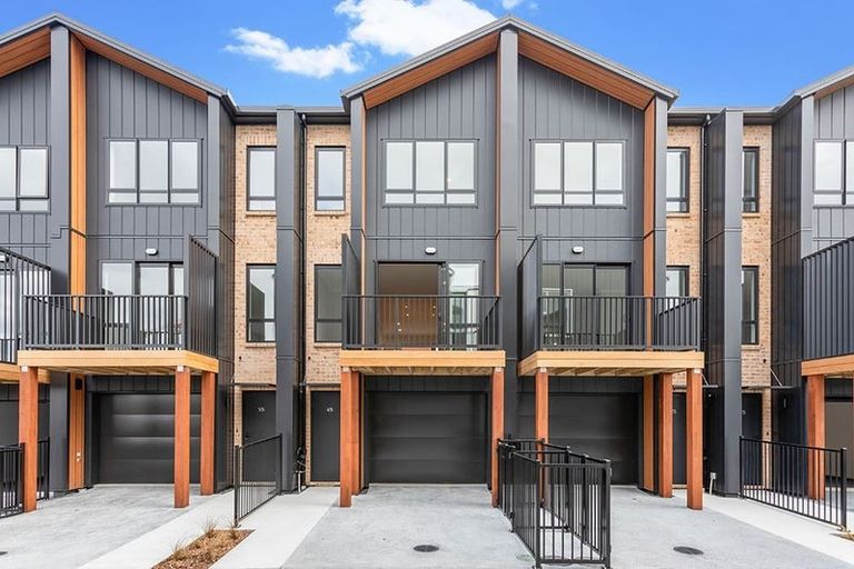 Photo of property in 4/35 Marine Parade, Hobsonville, Auckland, 0616