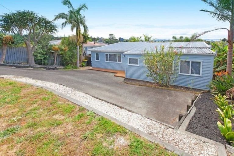 Photo of property in 5 Hiwi Crescent, Stanmore Bay, Whangaparaoa, 0932