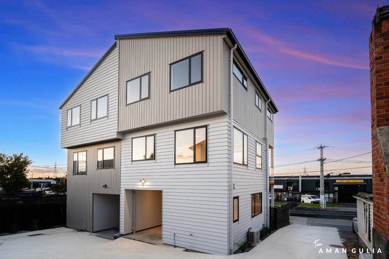 Photo of property in 1/16 Binsted Road, New Lynn, Auckland, 0600