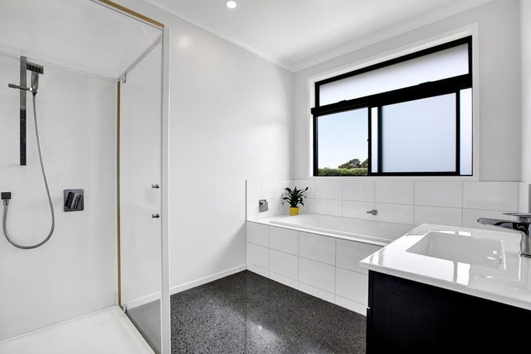 Photo of property in 135 Sealy Road, Omata, New Plymouth, 4374