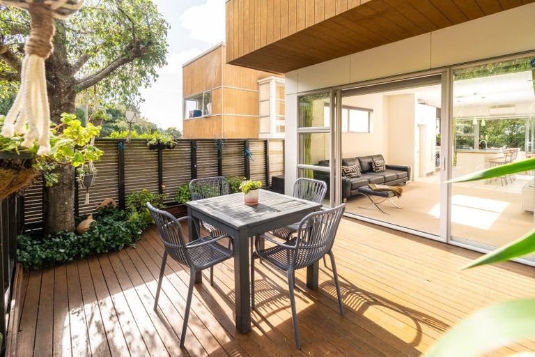 Photo of property in 37 Tiketike Way, Brooklyn, Wellington, 6021