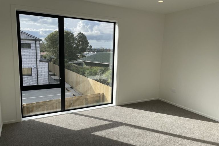 Photo of property in 1/12 Enderby Drive, Te Atatu Peninsula, Auckland, 0610