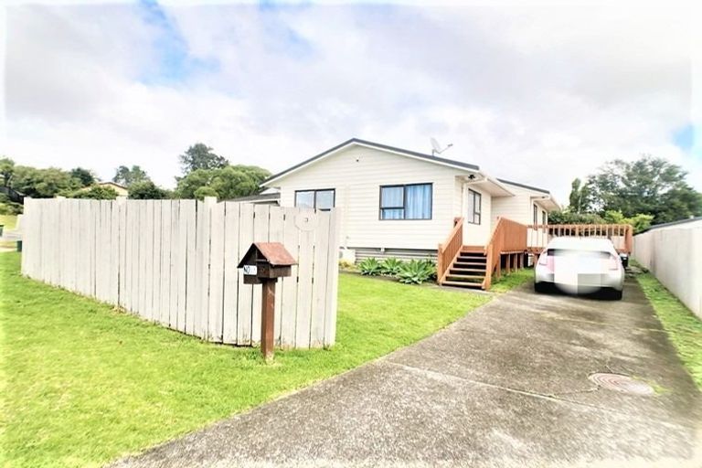 Photo of property in 1/3 Sevilla Place, Unsworth Heights, Auckland, 0632