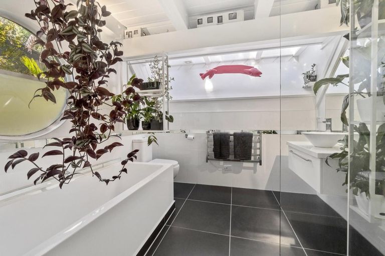 Photo of property in 43 Kohu Road, Titirangi, Auckland, 0604