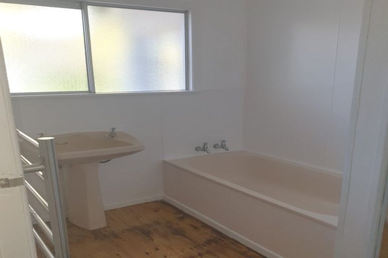 Photo of property in 17 Shanley Crescent, Waiuku, 2123