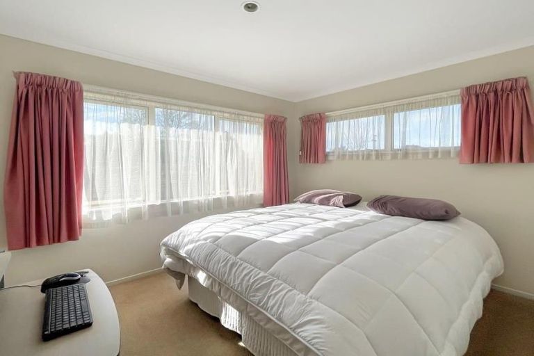 Photo of property in 8 Hollinger Place, Nawton, Hamilton, 3200