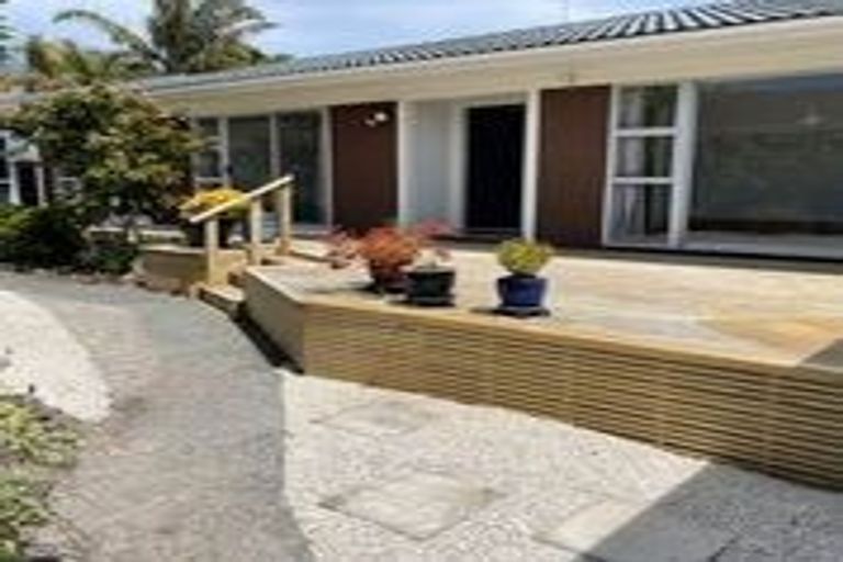 Photo of property in 24 Walton Street, Red Beach, 0932