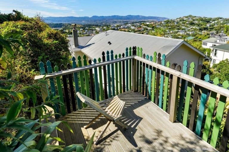 Photo of property in 18 Sugarloaf Road, Brooklyn, Wellington, 6021