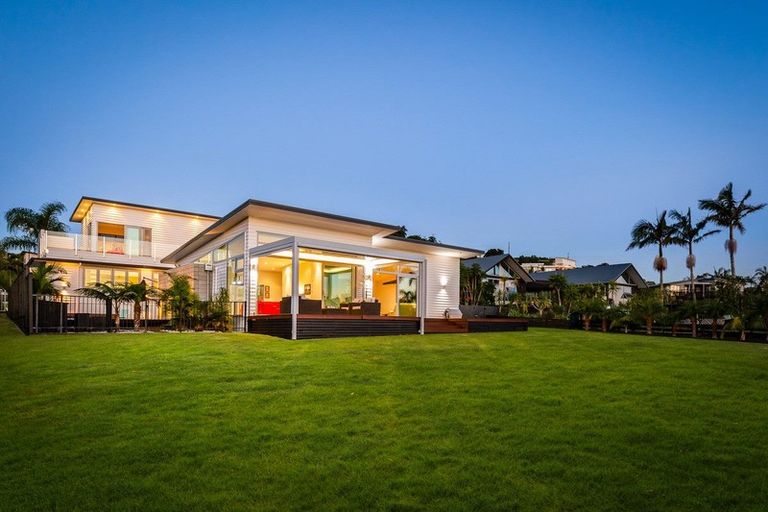 Photo of property in 8 Kerema Way, Schnapper Rock, Auckland, 0632