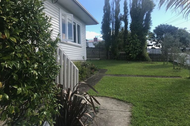 Photo of property in 17 Lyndhurst Road, Te Atatu South, Auckland, 0610