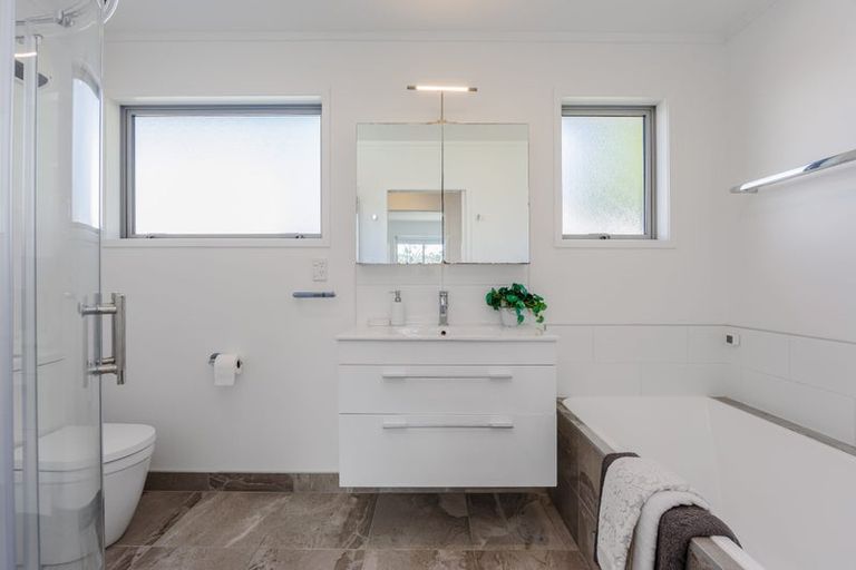 Photo of property in 3 Idyll Place, Northcross, Auckland, 0632