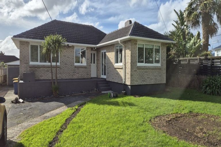 Photo of property in 26 Rewarewa Road, Te Atatu Peninsula, Auckland, 0610