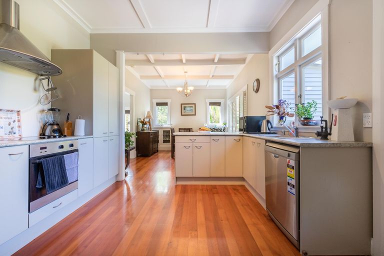 Photo of property in 360 Huia Road, Titirangi, Auckland, 0604