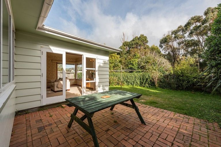 Photo of property in 8 Miles Crescent, Newlands, Wellington, 6037