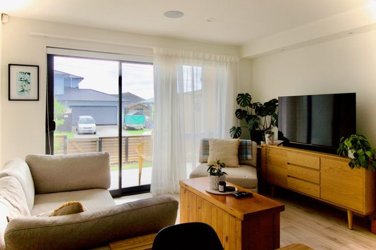 Photo of property in 5/1a Royal View Road, Te Atatu South, Auckland, 0610