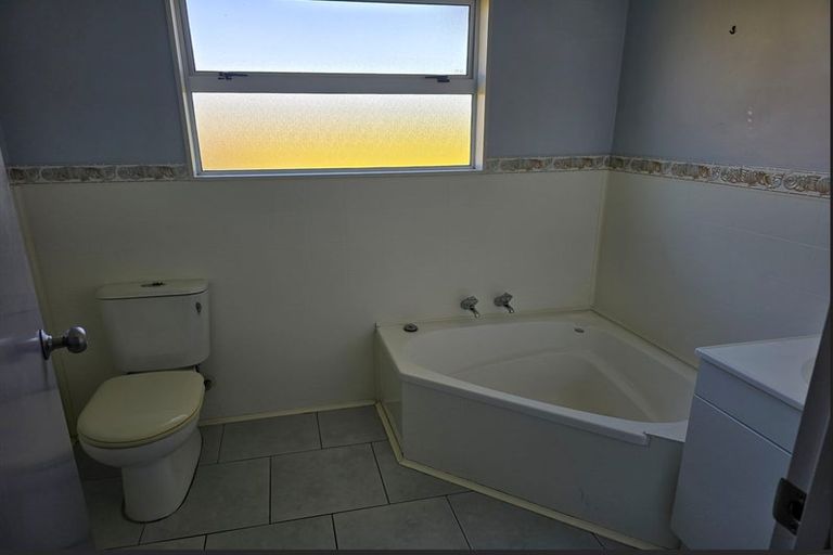 Photo of property in 28 Leeton Drive, Waipukurau, 4200
