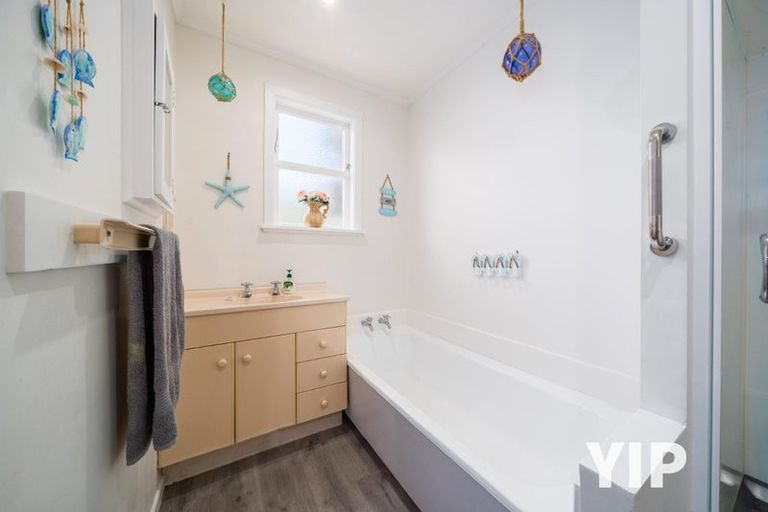 Photo of property in 2 Griffiths Grove, Newlands, Wellington, 6037