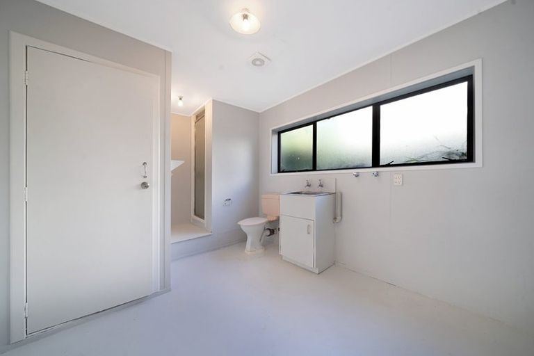 Photo of property in 10 Claverdon Drive, Massey, Auckland, 0614