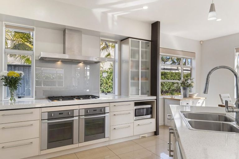 Photo of property in 4 Laurel Oak Drive, Schnapper Rock, Auckland, 0632