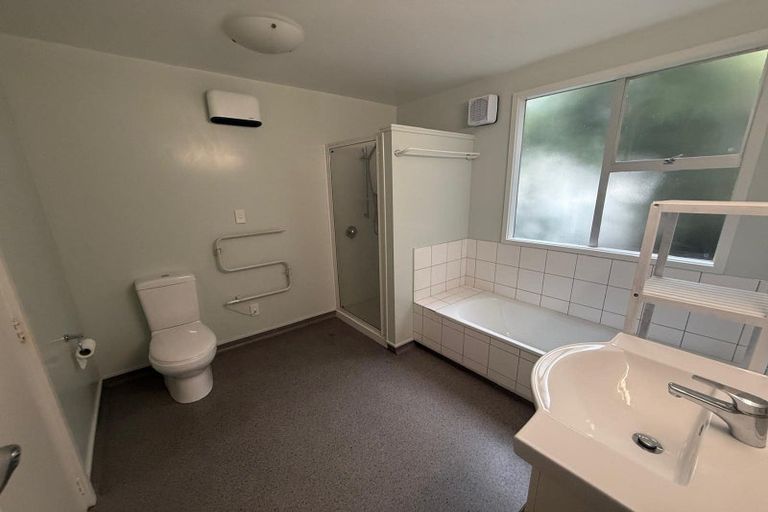 Photo of property in 24 Seaview Road, Paremata, Porirua, 5024