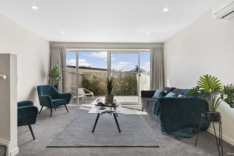 Photo of property in 2u6 Stone Street, Miramar, Wellington, 6022