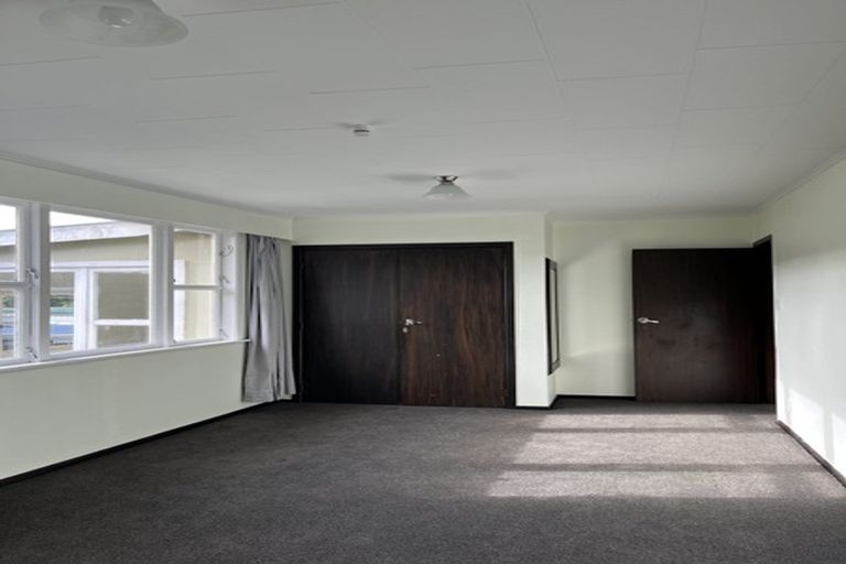 Photo of property in 21 Wakely Road, Newlands, Wellington, 6037