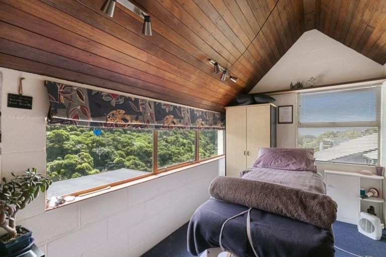 Photo of property in 74 Ranui Crescent, Khandallah, Wellington, 6035