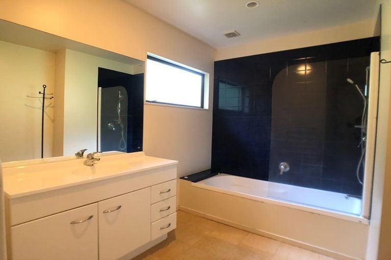 Photo of property in 12 Springwater Vale, Unsworth Heights, Auckland, 0632