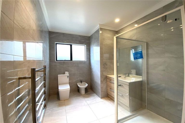 Photo of property in 439 Old Te Atatu Road, Te Atatu Peninsula, Auckland, 0610