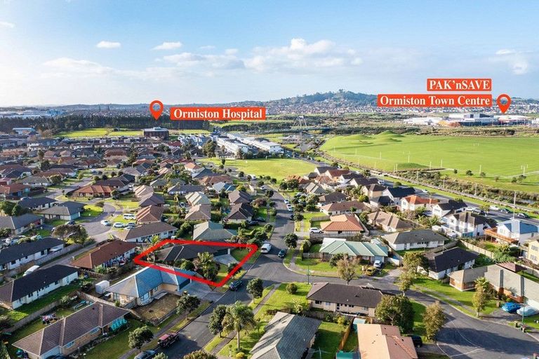 Photo of property in 8 Frank Bunce Grove, Flat Bush, Auckland, 2019