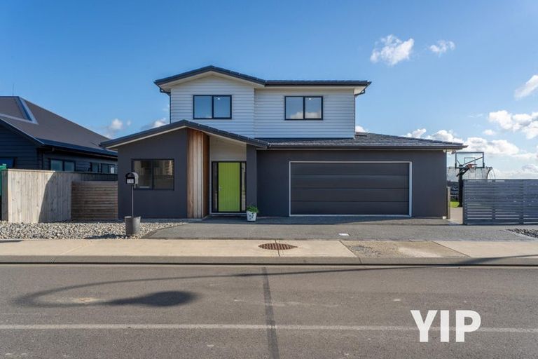 Photo of property in 10 Okupe Grove, Aotea, Porirua, 5024