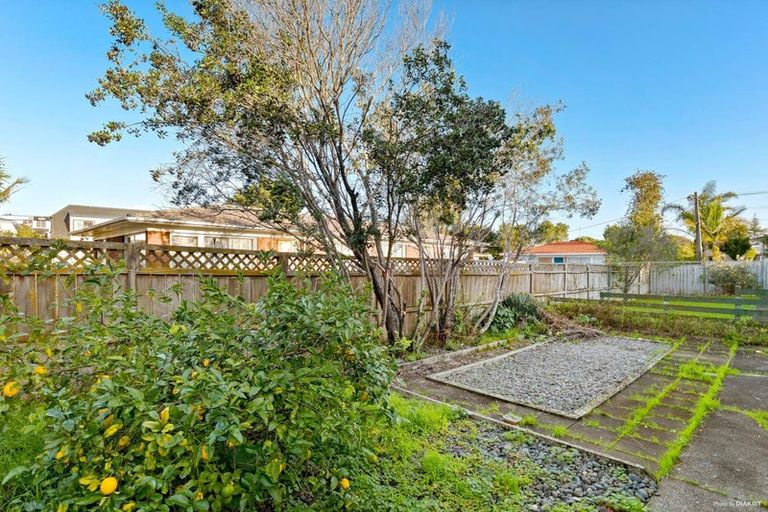 Photo of property in 1/5 Merriefield Avenue, Forrest Hill, Auckland, 0620