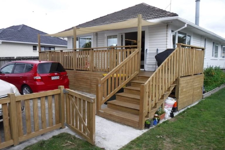 Photo of property in 8 Durham Street, Te Atatu Peninsula, Auckland, 0610