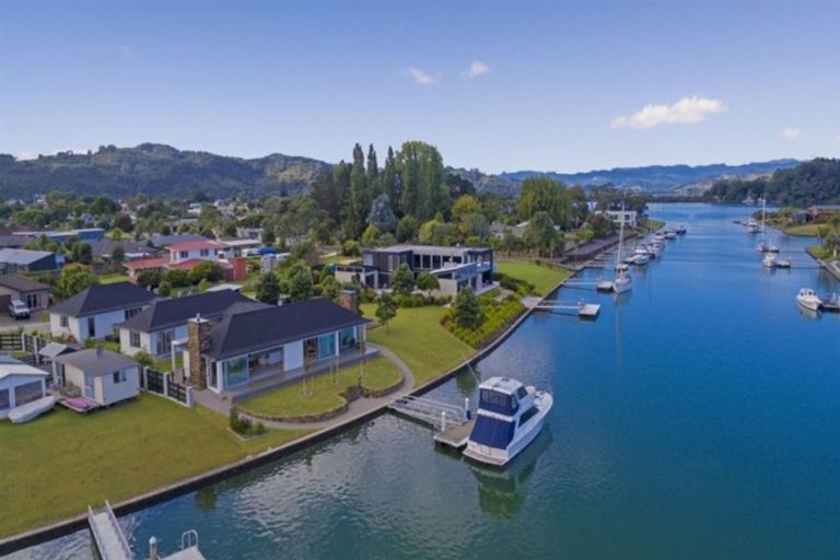 Photo of property in 15 Waitotara Way, Whitianga, 3510