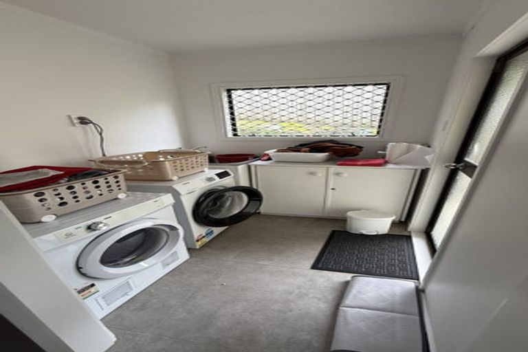 Photo of property in 2/15 Louise Place, Browns Bay, Auckland, 0630