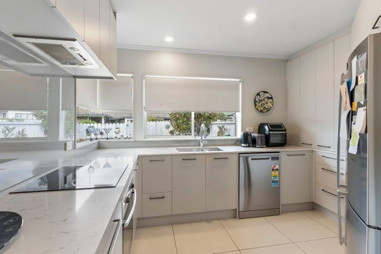 Photo of property in 1/20 Solana Court, Botany Downs, Auckland, 2010