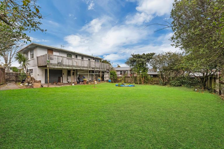 Photo of property in 12 Ozich Avenue, Te Atatu South, Auckland, 0610