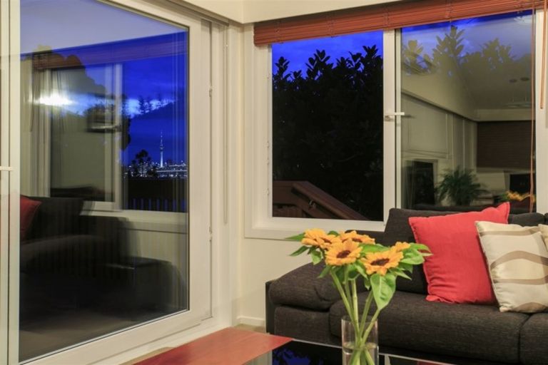 Photo of property in 2/10a Wernham Place, Northcote, Auckland, 0626
