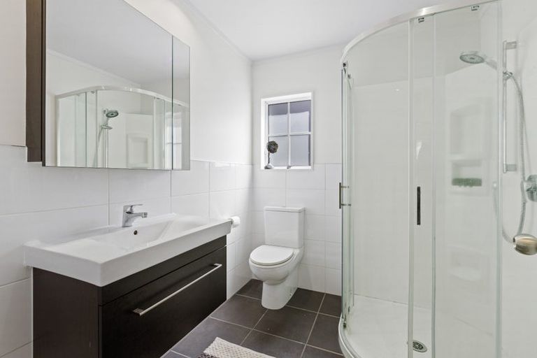 Photo of property in 2/4 Holt Avenue, Torbay, Auckland, 0630