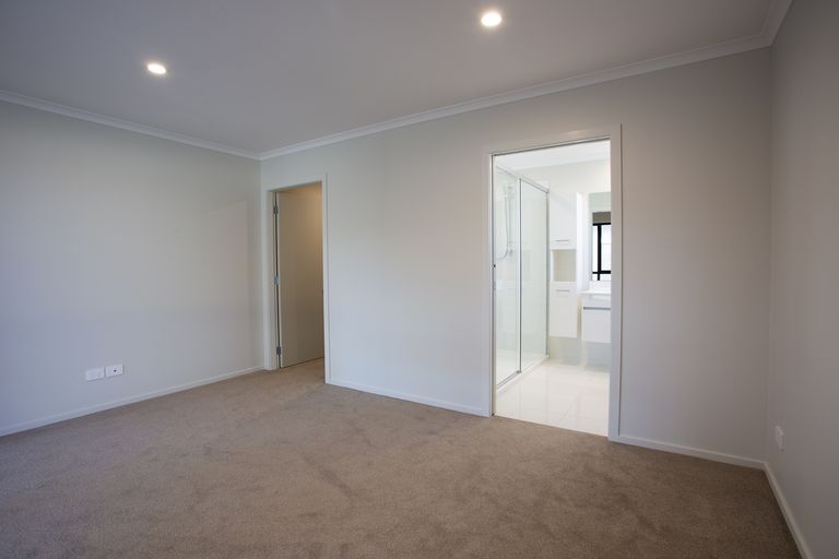 Photo of property in 1 Devon Lane, Carterton, 5713