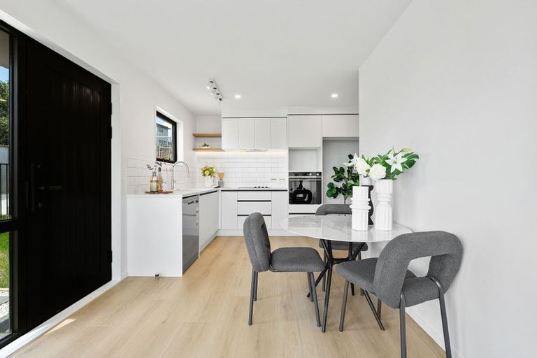 Photo of property in 1/1090 Beach Road, Torbay, Auckland, 0630