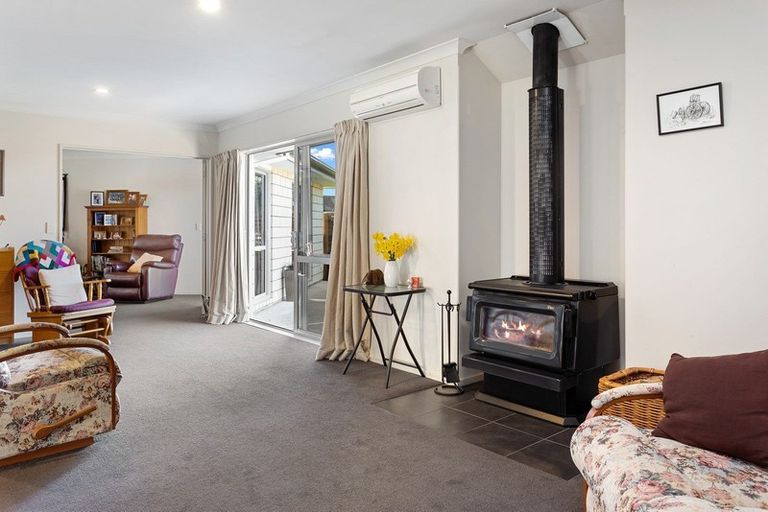 Photo of property in 5 Haydon Place, Amberley, 7410