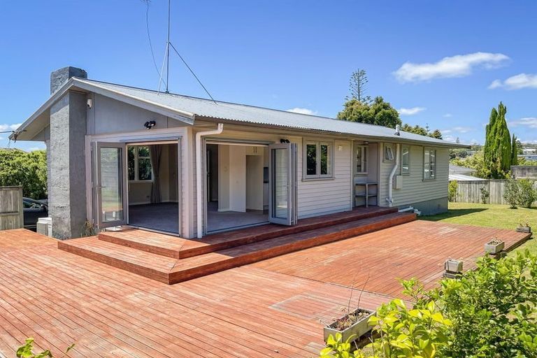 Photo of property in 39a Fairclough Road, Beach Haven, Auckland, 0626