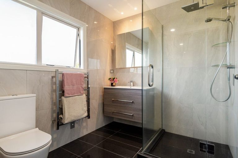 Photo of property in 16 Oakway Drive, Schnapper Rock, Auckland, 0632